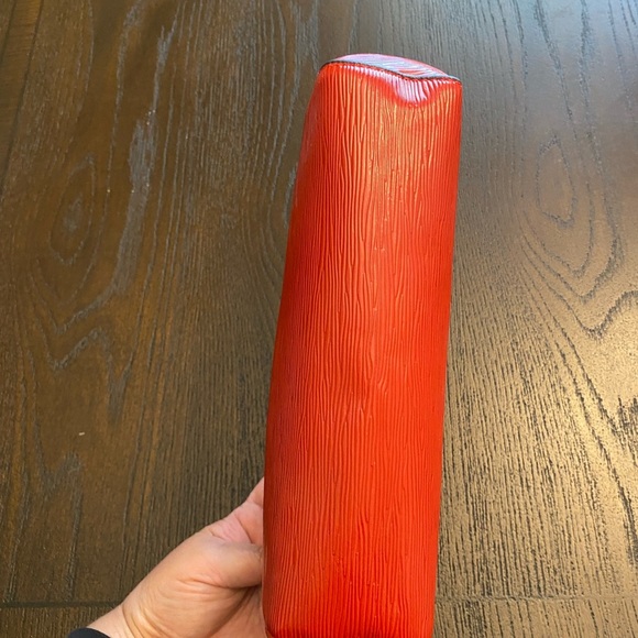 Estee Lauder Ruby Red Travel Bag - Picture 5 of 7